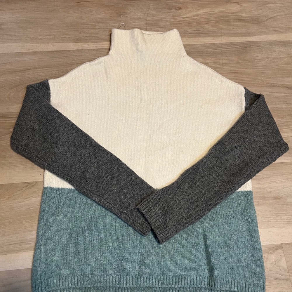 Color Block Sweater - Picture 3 of 4